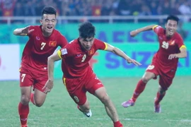 [Photo] Siêu dự bị Công Vinh tỏa sáng, Nguyên Mạnh bật khóc vì sai lầm