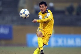 Đình Đồng bị cấm thi đấu gần 1 năm vì phạm lỗi thô bạo