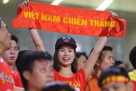 Vì U19 Việt Nam, ‘fan’ Việt cười rạng rỡ khi đến, câm lặng khi về