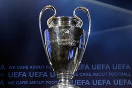 Cúp Champions League đến Việt Nam cùng hai huyền thoại