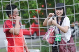 Nữ phóng viên Nhật vẽ tranh manga tặng U19 Việt Nam và HLV Miura