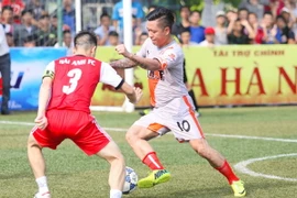 [Photo] Quốc Vượng tái xuất, Tuấn Hưng bại trận sân ‘phủi’ 