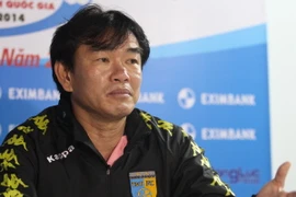 Ông Phan Thanh Hùng than thở về mặt sân Quảng Ninh