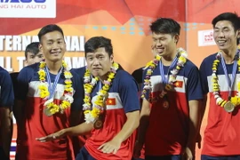 Đến lượt đội trưởng U21 Việt Nam diễn trò lố trên bục trao giải 