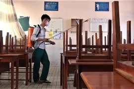 Phun xịt dung dịch khử khuẩn Cloramin B tại trường THCS Nguyễn Thanh Đằng, xã Hòa Long, thành phố Bà Rịa. (Ảnh: Hoàng Nhị/TTXVN)