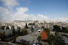 Bức tường ngăn cách khu vực Đông Jerusalem (trái) và ngôi làng Abu Dis của người Palestine. (Ảnh: AFP/ TTXVN)