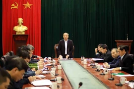 Chủ tịch UBND tỉnh Vĩnh Phúc Nguyễn Văn Trì làm việc với lãnh đạo UBND thành phố Phúc Yên. (Ảnh: Hoàng Hùng/TTXVN)