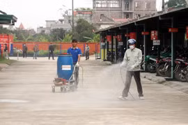 Phun thuốc khử khuẩn phòng ngừa dịch bệnh nCoV tại Công ty TNHH Kiara Garments Việt Nam (thị trấn Cát Thành, huyện Trực Ninh, tỉnh Nam Định). (Ảnh: Văn Đạt/TTXVN)