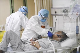 Điều trị cho bệnh nhân nhiễm virus corona chủng mới tại một bệnh viện ở Trùng Khánh, Trung Quốc ngày 1/2/2020. (Ảnh: THX/TTXVN)