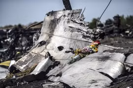 Xác máy bay MH17 của Hãng hàng không Malaysia Airlines bị bắn rơi gần làng Grabove, cách Donetsk, miền Đông Ukraine khoảng 80km, tháng 9/2014. (Ảnh: AFP/TTXVN)