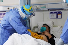 Điều trị cho bệnh nhân nhiễm virus corona tại một bệnh viện ở Sơn Đông, Trung Quốc ngày 28/1/2020. (Ảnh: AFP/TTXVN)