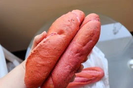 Một hiệu bánh tại Việt Nam đã sử dụng thanh long để làm nên những chiếc bánh mì ngon lành, bắt mắt, nhằm góp phần tiêu thụ hàng triệu tấn thanh long đang ùn tắc tại cửa khẩu vì dịch COVID-19.