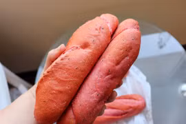 Một hiệu bánh tại Việt Nam đã sử dụng thanh long để làm nên những chiếc bánh mì ngon lành, bắt mắt, nhằm góp phần tiêu thụ hàng triệu tấn thanh long đang ùn tắc tại cửa khẩu vì dịch COVID-19.