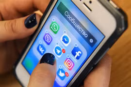 Biểu tượng Facebook (phải, hàng đầu) và Twitter (phải, hàng cuối) trên màn hình điện thoại di động. (Ảnh: AFP/ TTXVN)