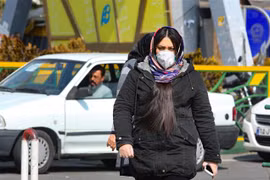 Người dân đeo khẩu trang đề phòng lây nhiễm COVID-19 tại Tehran, Iran ngày 22/2/2020. (Ảnh: AFP/TTXVN)