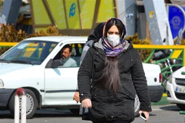 Người dân đeo khẩu trang đề phòng lây nhiễm COVID-19 tại Tehran, Iran ngày 22/2/2020. (Ảnh: AFP/TTXVN)