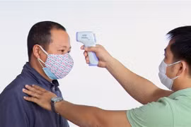 Kiểm tra thân nhiệt hành khách từ Hà Nội đến Phú Yên. (Ảnh: Xuân Triệu/TTXVN)