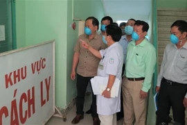 Lãnh đạo tỉnh Khánh Hòa kiểm tra khu vực điều trị bệnh nhân nhiễm virus Corona (nCoV) ở Bệnh viện Bệnh nhiệt đới sáng 2/2. (Ảnh: Phan Sáu/TTXVN)