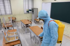 Phun thuốc khử trùng lần 2 tại trường THCS Mai Động (Hà Nội) để phòng chống dịch bệnh viêm đường hô hấp cấp do chủng mới của virus corona. (Ảnh: Thanh Tùng/TTXVN)