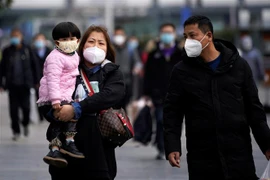 Hành khách đeo khẩu trang đề phòng lây nhiễm virus corona chủng mới tại một nhà ga ở Thượng Hải, Trung Quốc ngày 2/2/2020. (Ảnh: ANI/TTXVN)
