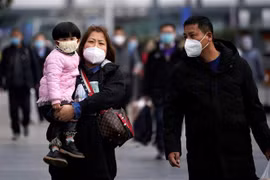 Hành khách đeo khẩu trang đề phòng lây nhiễm virus corona chủng mới tại một nhà ga ở Thượng Hải, Trung Quốc ngày 2/2/2020. (Ảnh: ANI/TTXVN)