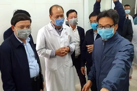 Phó Thủ tướng Vũ Đức Đam kiểm tra công tác phòng, chống dịch nCoV tại Quảng Ninh. (Ảnh: TTXVN)
