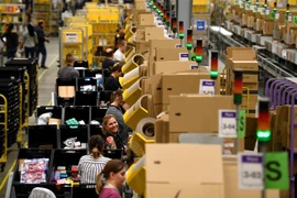 Nhân viên của Amazon chuẩn bị hàng hóa. (Ảnh: AFP/TTXVN)