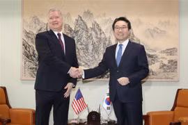 Trưởng đoàn đàm phán hạt nhân Hàn Quốc Lee Do-hoon (phải) và người đồng cấp Mỹ Stephen Biegun (trái) tại cuộc gặp ở Seoul ngày 16/12/2019. (Ảnh: Yonhap/TTXVN)