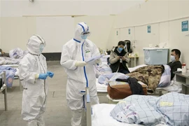 Nhân viên y tế điều trị cho bệnh nhân nhiễm virus corona chủng mới tại bệnh viện dã chiến ở Vũ Hán, tỉnh Hồ Bắc, Trung Quốc, ngày 10/2/2020. (Ảnh: THX/ TTXVN)