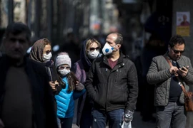 Người dân đeo khẩu trang để phòng tránh lây nhiễm COVID-19 tại Tehran, Iran, ngày 23/2/2020. (Ảnh: THX/ TTXVN)