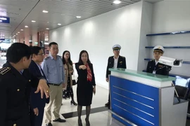 Giám đốc Sở Y tế Hải Phòng Phạm Thu Xanh kiểm tra công tác phòng chống dịch bệnh viêm đường hô hấp do chủng mới của virus Corona tại Cảng Hàng không quốc tế Cát Bi. (Ảnh: TTXVN phát)