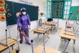 Trường THCS Trưng Vương, quận Hoàn Kiếm tiến hành phun thuốc khử khuẩn trong sáng ngày 14/2. (Ảnh: Thanh Tùng/TTXVN)