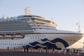 Du thuyền Diamond Princess neo tại cảng Yokohama, Nhật Bản, ngày 6/2/2020. (Ảnh: THX/ TTXVN)