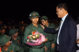 Bí thư Tỉnh ủy, Chủ tịch HĐND tỉnh Phú Yên Huỳnh Tấn Việt động viên thanh niên lên đường nhập ngũ. (Ảnh: Xuân Triệu/TTXVN)