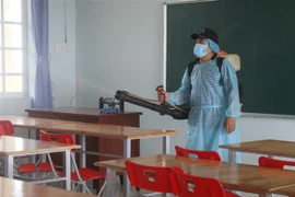 Các trường học trên địa bàn tỉnh Phú Yên thực hiện tiêu độc khử trùng khuôn viên, phòng học để đón học sinh trở lại trường sau kỳ nghỉ Tết. (Ảnh: Phạm Cường/TTXVN)
