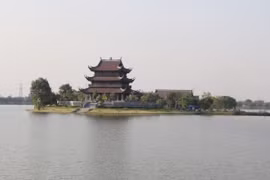 Chùa Vàng, một điểm dừng chân trong tour du lịch khám phá di sản tại Ninh Bình. (Ảnh: Đức Phương/TTXVN)