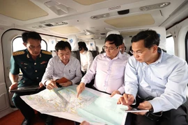 Thủ tướng Phạm Minh Chính khảo sát vùng Đồng bằng sông Cửu Long từ trên cao. (Ảnh: Dương Giang/TTXVN)