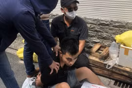 Đối tượng Ngô Quốc Hùng bị bắt quả tang khi đang nhận thùng quạt gió, bên trong có chứa 8 bánh heroin. (Nguồn: Thanh Niên)