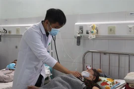 Bệnh nhân lớn tuổi, có bệnh nền đang được điều trị tại Khoa Nội tổng hợp Bệnh viện Đa khoa tỉnh Vĩnh Long sau khi đã khỏi COVID-19. (Ảnh: Lê Thúy Hằng/TTXVN)