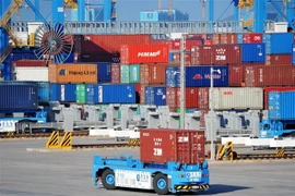 Cảng hàng hóa ở tỉnh Sơn Đông, Trung Quốc. (Ảnh: AFP/TTXVN)