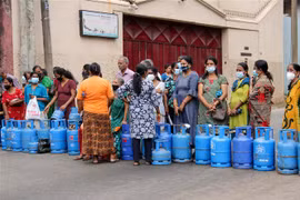 Người dân xếp những bình gas đã sử dụng trên một tuyến đường để phản đối tình trạng thiếu nhiên liệu và khí đốt ở Colombo, Sri Lanka, ngày 7/6/2022. (Ảnh: AFP/TTXVN)