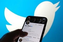 Tài khoản của Chủ tịch Tập đoàn Tesla, tỷ phú Elon Musk và logo của Twitter. (Ảnh: AFP/TTXVN)