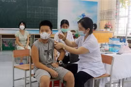 Tiêm vaccine phòng COVID-19 cho trẻ từ 5 đến dưới 12 tuổi tại trường tiểu học Lương Khánh Thiện, thành phố Phủ Lý, Hà Nam. (Ảnh: Nguyễn Chinh/TTXVN)