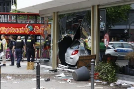 Cảnh sát điều tra tại hiện trường vụ đâm xe ở Berlin, Đức, ngày 8/6. (Ảnh: AFP/TTXVN)