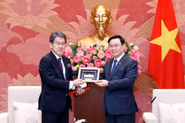 Chủ tịch Quốc hội Vương Đình Huệ tặng quà lưu niệm Chủ tịch Hội đồng Quản trị Ngân hàng Hợp tác quốc tế Nhật Bản (JBIC) Tadashi Maeda. (Ảnh: Doãn Tấn/TTXVN)