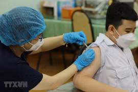Tiêm vaccine ngừa COVID-19. (Nguồn: TTXVN)