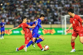 Pha truy cản của cầu thủ Thái Lan Airfan Doloh (số 6) đối với cầu thủ Campuchia. (Ảnh: Tuấn Anh/TTXVN)