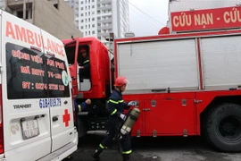 Xe cấp cứu chuẩn bị sẵn để tiếp nhận các nạn nhân. (Ảnh: Chí Tưởng/TTXVN)