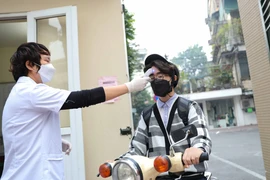 Các trường thực hiện nhiều biện pháp để tăng cường phòng, chống dịch khi học sinh tới trường học trực tiếp. (Ảnh: Thanh Tùng/TTXVN)