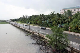 Kè chống sạt lở bờ sông, tạo cảnh quan đô thị trên địa bàn thành phố Rạch Giá. Ảnh: Lê Huy Hải/TTXVN)